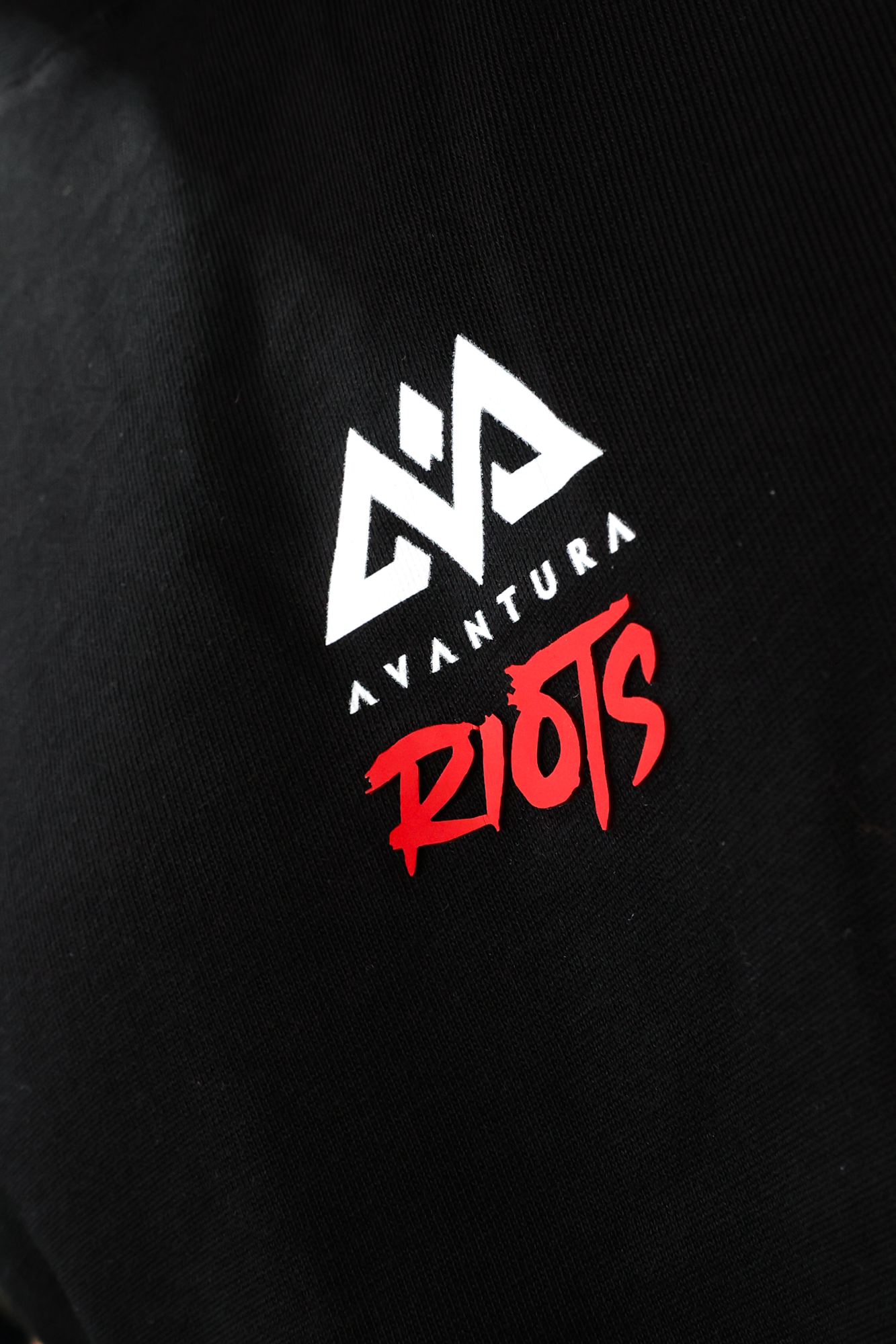 LIVE IS AN AVANTURA T-SHIRT BLACK