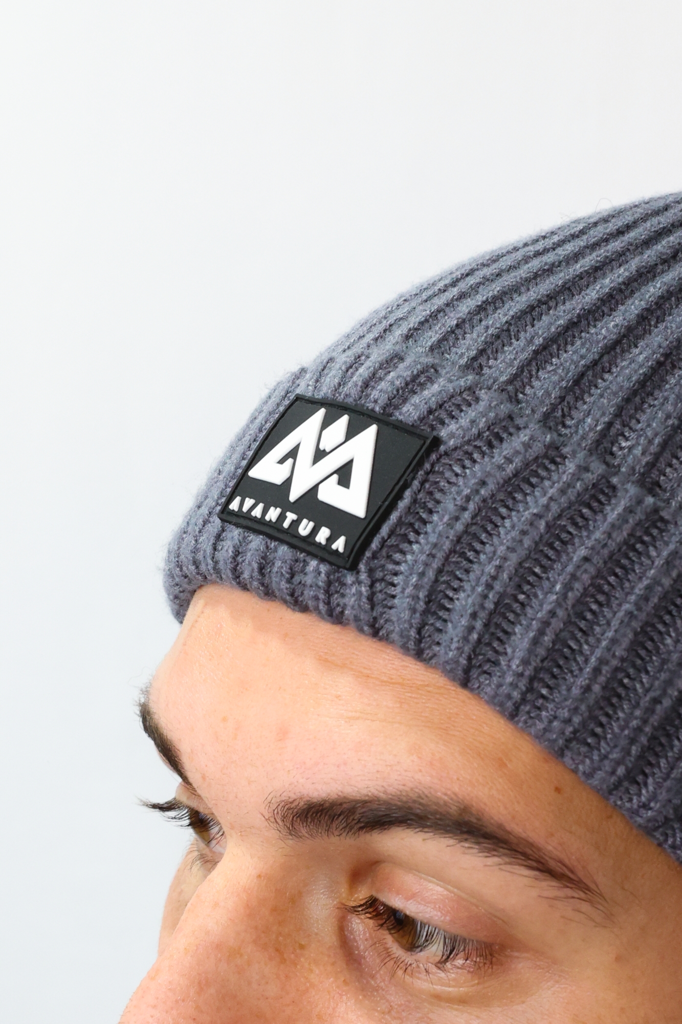 BEANIE AVANTURA GRAU RUBBER PATCH LOGO