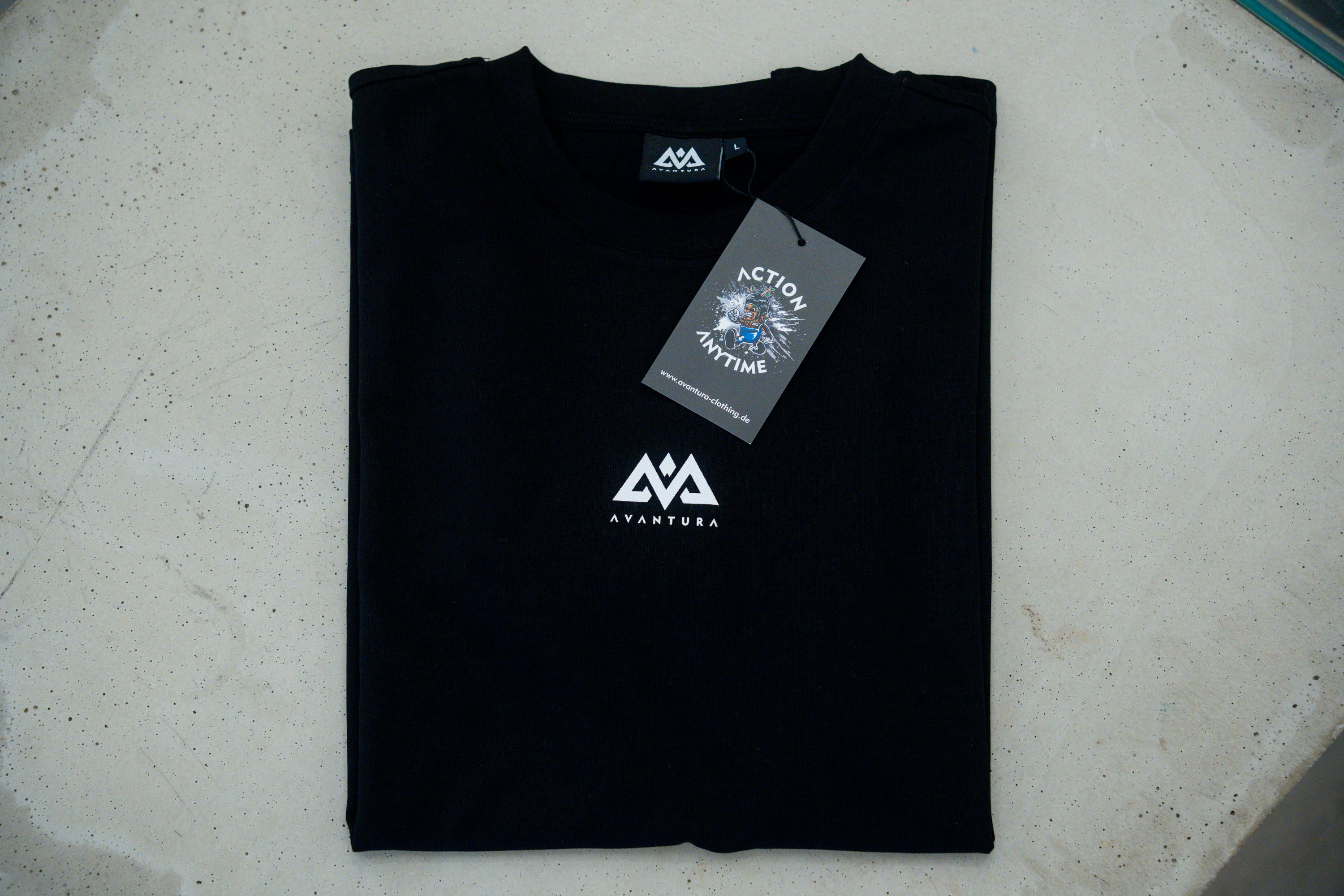 LIVE IS AN AVANTURA T-SHIRT BLACK